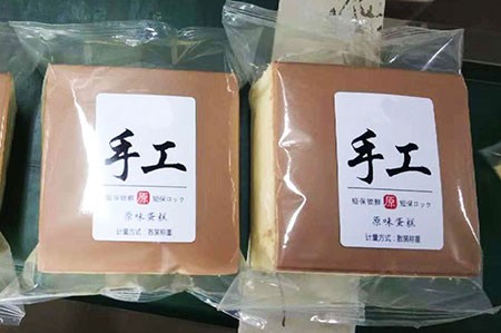 手工蛋糕貼標(biāo)，手工面包貼標(biāo)這樣貼，又快又準(zhǔn)