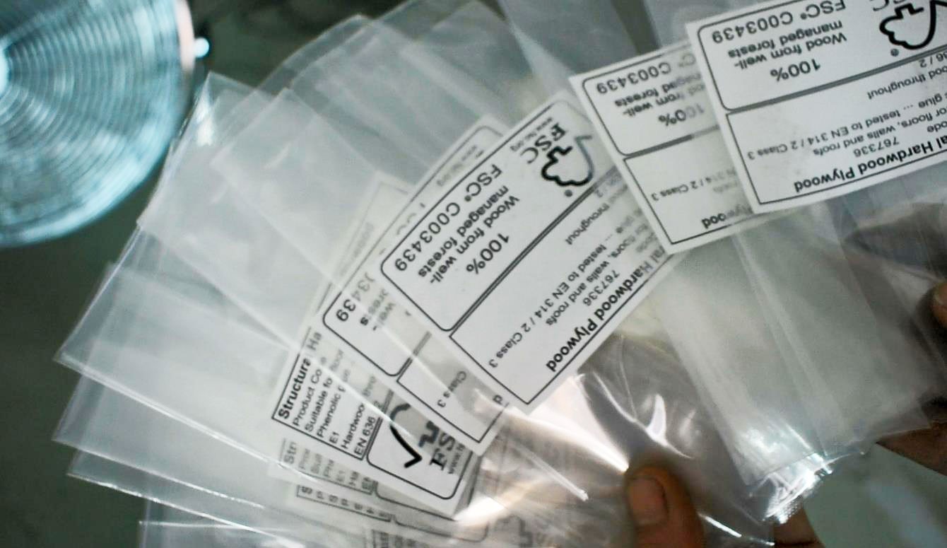 OPP塑料袋貼標用帶吸風系統(tǒng)的分頁平面貼標機