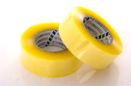 封箱膠帶貼標(biāo)簽，用圓瓶貼標(biāo)機(jī)