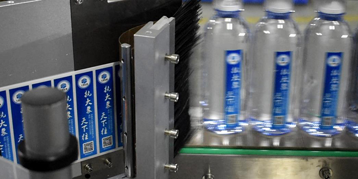 礦泉水貼標(biāo)機