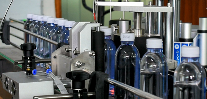 礦泉水貼標(biāo)機