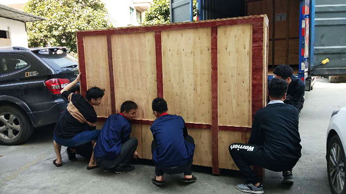 套標(biāo)機(jī)采用出口級木箱包裝發(fā)貨